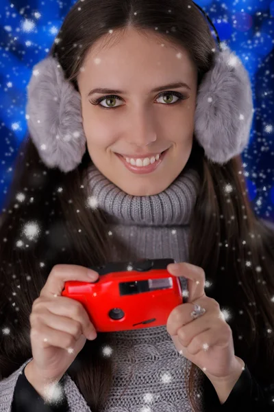 Ragazza invernale con fotocamera — Foto Stock