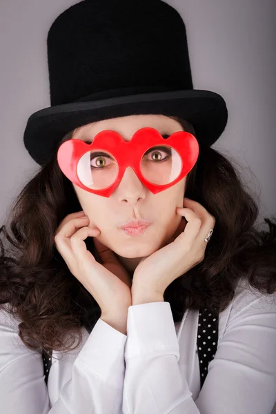 Dziewczyna z góry kapelusz i okulary w kształcie serca — Zdjęcie stockowe
