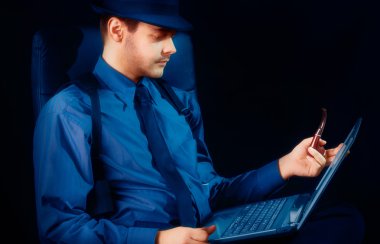 adam şapka ve boru laptop arıyorum