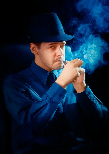 Man with Hat Lighting His Pipe — Stock Photo, Image