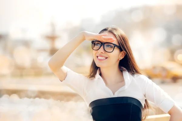 Fiatal nő keres szemüveg — Stock Fotó