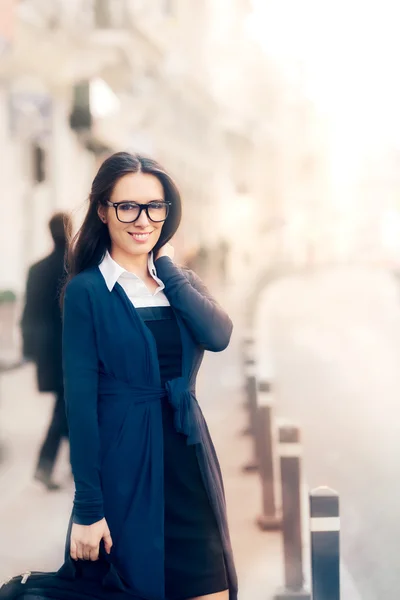 Jeune femme avec mallette à l'extérieur — Photo