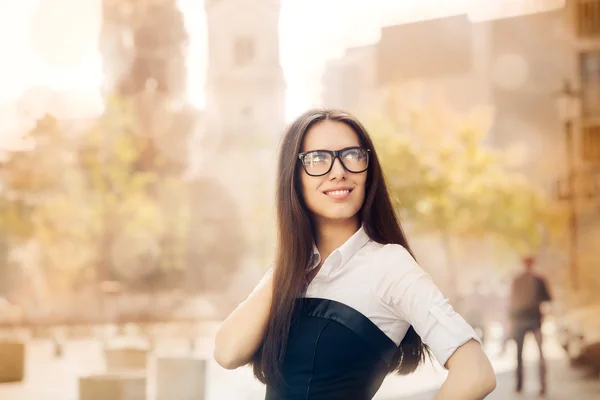 Mujer joven con gafas en la ciudad — Foto de Stock