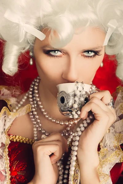 Bir fincandan içmek güzel Barok kadın portresi — Stockfoto