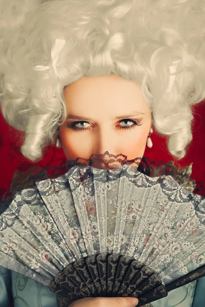 Magnifique portrait de femme baroque avec perruque et ventilateur — Photo