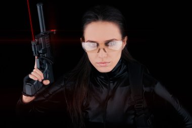 elinde silah lazer manzaraları ile kadın casus
