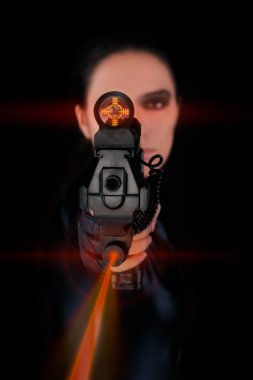 silah lazer manzaraları ile amaçlayan kadın casus