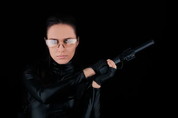 Kadın casus holding silahı — Stok fotoğraf