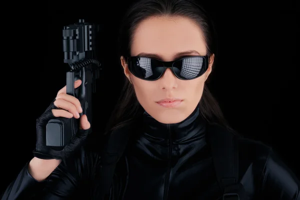 Kvinna spy anläggning pistol — Stockfoto