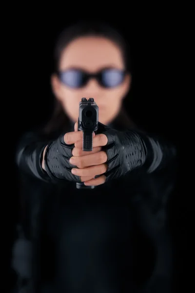 Mujer espía apuntando pistola — Foto de Stock