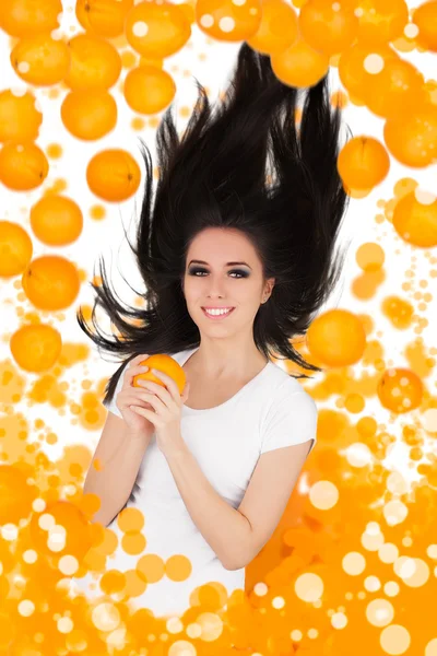 Chica cayendo con naranjas — Foto de Stock