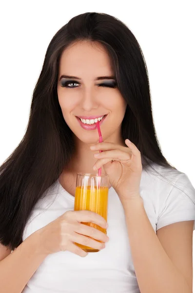 Chica bebiendo jugo de naranja en camiseta blanca — Foto de Stock