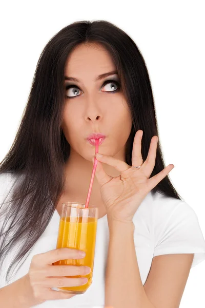 Mädchen trinkt Orangensaft im weißen T-Shirt — Stockfoto