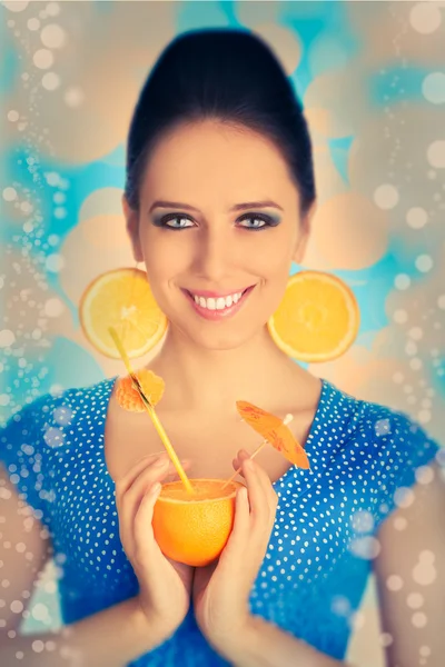 オレンジ色の飲み物、オレンジ スライス イヤリングを持つ女の子 — ストック写真