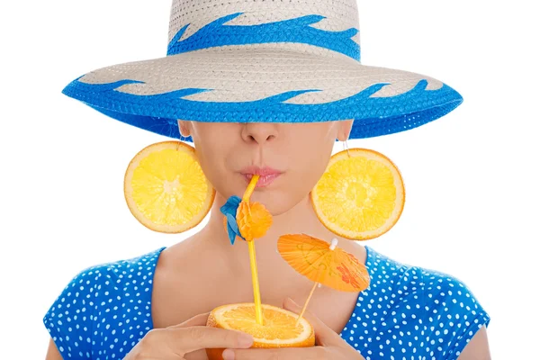 Девушка с оранжевым напитком и оранжевый ломтик серьги носить шляпу белый фон — стоковое фото
