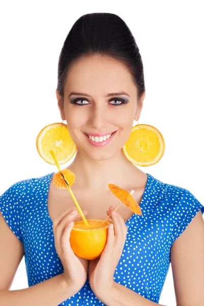 Chica con Naranja Bebida y Naranja Rebanada Pendientes Fondo Blanco — Foto de Stock