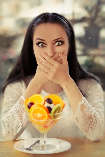 Mujer joven sorprendida con postre de ensalada de frutas — Foto de Stock