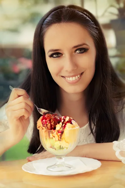 Jonge vrouw genieten van een ijs-dessert — Stockfoto