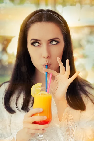 Jeune femme avec boisson cocktail coloré à l'extérieur — Photo