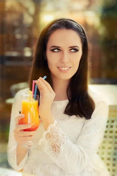 Jeune femme avec boisson cocktail coloré à l'extérieur — Photo