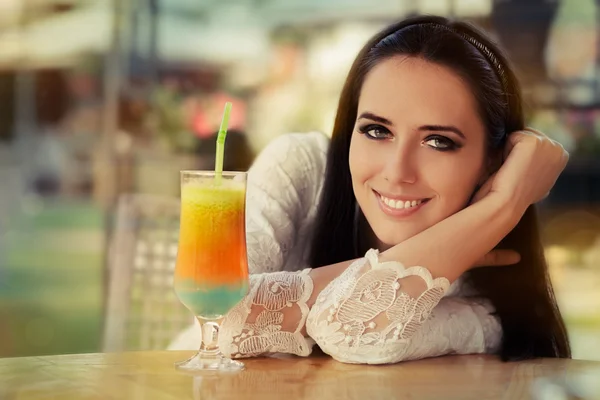 Jeune femme avec boisson cocktail coloré à l'extérieur — Photo