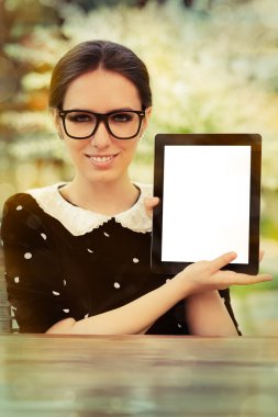 genç kadın bir boş tablet ekranını göstermeyi bardakları