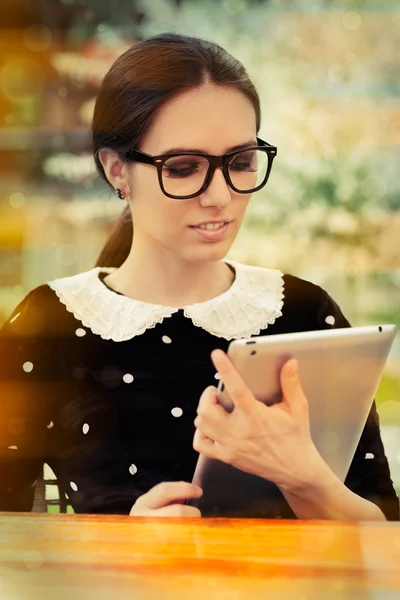 Jonge vrouw met glazen en Tablet PC — Stockfoto