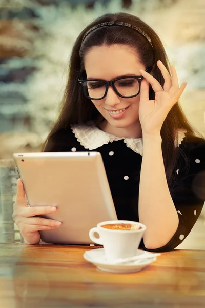 Молодая женщина в очках и планшете с кофе — стоковое фото