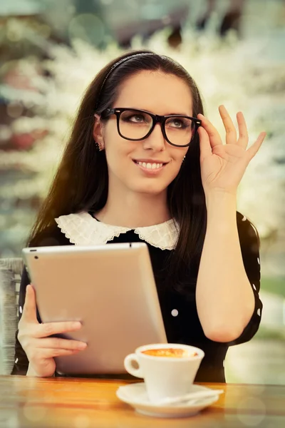 Mujer joven con gafas y tableta tomando café — Foto de Stock