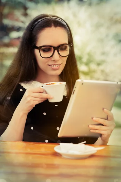 A szemüveg és a tablet kávézunk, fiatal nő — Stock Fotó