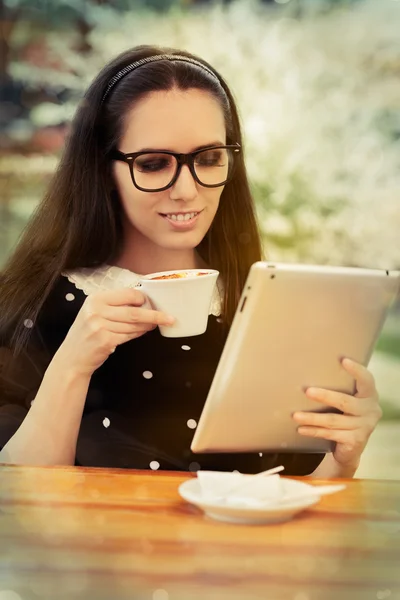 Mujer joven con gafas y tableta tomando café — Foto de Stock