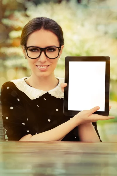 Mladá žena s brýlemi zobrazeno prázdné tabletovou obrazovkou — Stock fotografie