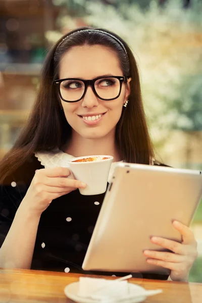 Junge Frau mit Brille und Tablet beim Kaffeetrinken — Stockfoto