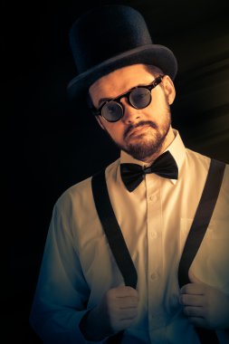 Silindir şapka ve steampunk gözlük retro portre ile adam