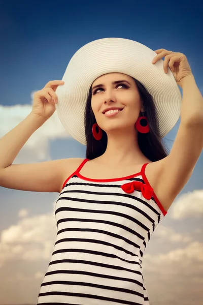 Bella ragazza con cappello di paglia su cielo blu — Foto Stock