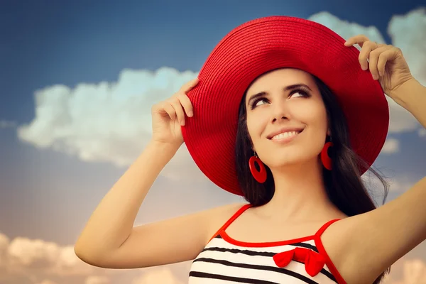 Hermosa chica con sombrero de paja en el cielo azul — Foto de Stock