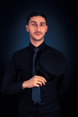 adam pilot şapka ve siyah gömlek portre