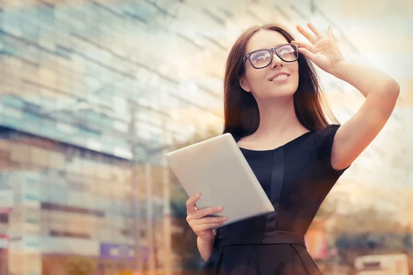 Jonge vrouw met tablet uit in de stad — Stockfoto