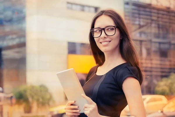 Jeune femme avec tablette dans la ville — Photo