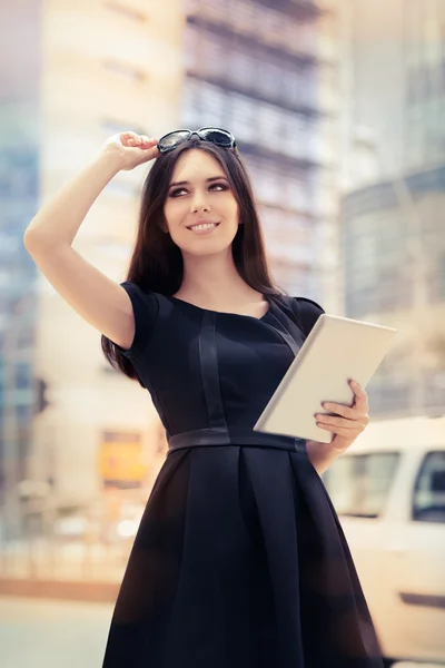 Jonge vrouw met tablet uit in de stad — Stockfoto