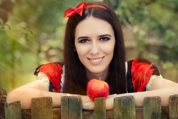 Schneewittchen mit rotem Apfel Märchenporträt — Stockfoto