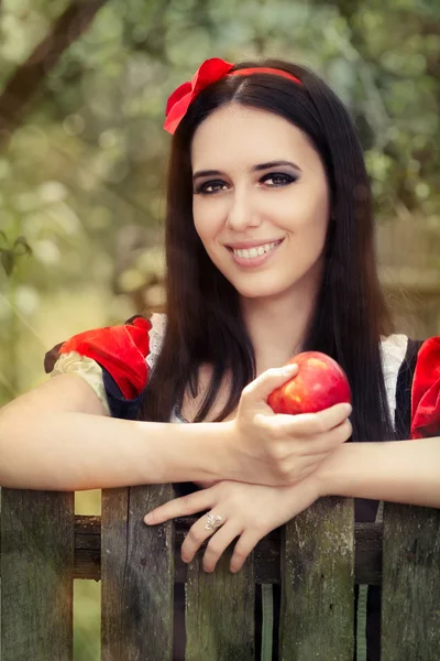 Blancanieves sosteniendo un retrato de cuento de hadas de manzana roja —  Fotos de Stock