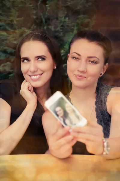 Young Women Taking a Funny Selfie Together — Stock Photo, Image