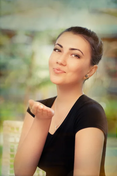 Schöne junge Frau bläst Küsse — Stockfoto