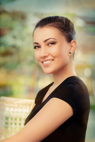 Hermoso retrato de mujer joven —  Fotos de Stock