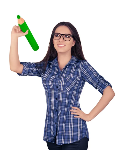 Chica con gafas sosteniendo el lápiz verde gigante — Foto de Stock