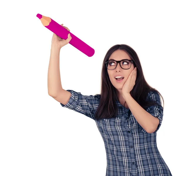 Mädchen mit Brille hält riesigen rosafarbenen Bleistift — Stockfoto