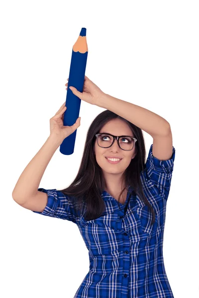 Chica con gafas sosteniendo el lápiz azul gigante —  Fotos de Stock