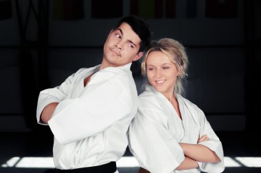 karate çift birlikte ayakta kimono giymiş