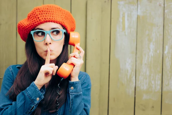 Perempuan Rahasia Gossiping Telepon Dengan Teman — Stok Foto